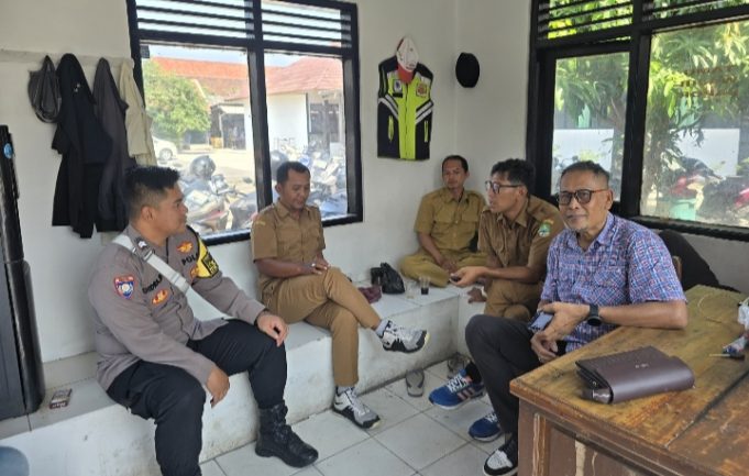 Polisi dan Sekolah Bersinergi, Beri Edukasi Kamtibmas kepada Pelajar SMAN 2 Karawang Bhabinkamtibmas Palumbonsari Sambangi SMAN 2 Karawang. (AlexaPodcast.ID)
