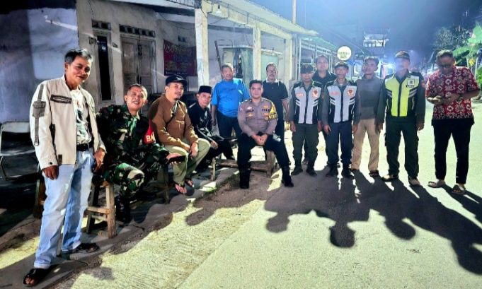 3 Pilar Palumbonsari dan Satlinmas Patroli Malam, Cegah Tawuran dan Kejahatan 3C Patroli Malam Bersama Satlinmas, Warga. (AlexaPodcast.ID)