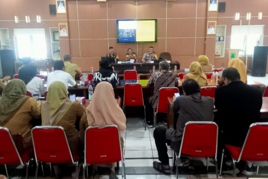Keamanan Wilayah Jadi Prioritas, Polisi dan Pemerintah Kecamatan Perkuat Sinergi Rapat Minggon Karawang Barat Perkuat Kolaborasi (AlexaPodcast.ID)