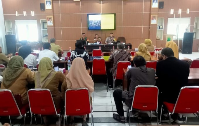 Keamanan Wilayah Jadi Prioritas, Polisi dan Pemerintah Kecamatan Perkuat Sinergi Rapat Minggon Karawang Barat Perkuat Kolaborasi (AlexaPodcast.ID)