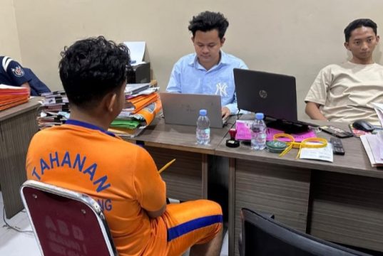 Kasus Kekerasan Seksual di Karawang Terungkap, Ayah Tiri Diamankan Polisi Polres Karawang Tangkap Ayah Tiri Diduga Rudapaksa Anak Tiri. (AlexaPodcast.ID)