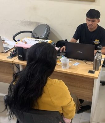 Peredaran Sabu di Kampungsawah Karawang, IRT Ditangkap dengan Barang Bukti 35 Gram IRT di Karawang Diamankan Polisi, Diduga Edarkan Sabu dengan Barang Bukti 35,05 Gram. (AlexaPodcast.ID)