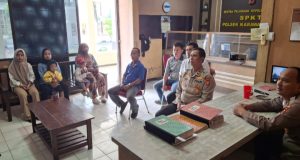 Kapolsek Karawang Gelar Nobar Piala Dunia 2026 di Mako Polsek, Pererat Kebersamaan Personel Kapolsek Karawang Ajak Personel Nobar Piala Dunia. (AlexaPodcast.ID)