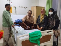 Lurah Karawang Wetan Jenguk Ketua RT yang Dirawat, Wujud Nyata Kepedulian kepada Aparatur Lingkungan Hj. Nenti Kurniawati Beri Dukungan Moril kepada Ketua RT yang Tengah Jalani Perawatan. (AlexaPodcast.ID)