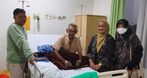 Lurah Karawang Wetan Jenguk Ketua RT yang Dirawat, Wujud Nyata Kepedulian kepada Aparatur Lingkungan Hj. Nenti Kurniawati Beri Dukungan Moril kepada Ketua RT yang Tengah Jalani Perawatan. (AlexaPodcast.ID)