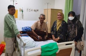 Lurah Karawang Wetan Jenguk Ketua RT yang Dirawat, Wujud Nyata Kepedulian kepada Aparatur Lingkungan Hj. Nenti Kurniawati Beri Dukungan Moril kepada Ketua RT yang Tengah Jalani Perawatan. (AlexaPodcast.ID)
