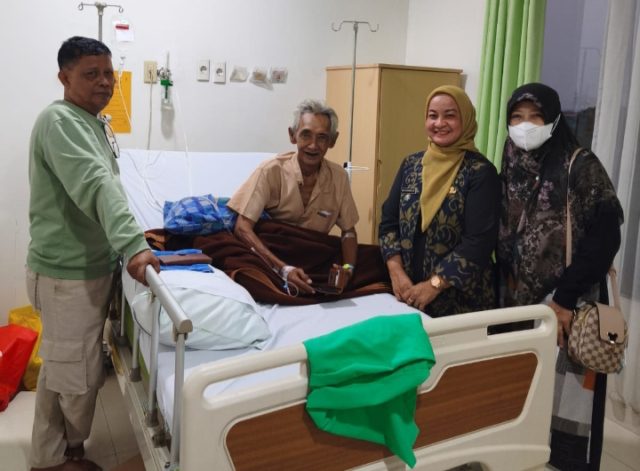 Hj. Nenti Kurniawati Beri Dukungan Moril kepada Ketua RT yang Tengah Jalani Perawatan. (AlexaPodcast.ID) Hj. Nenti Kurniawati Beri Dukungan Moril kepada Ketua RT yang Tengah Jalani Perawatan. (AlexaPodcast.ID)