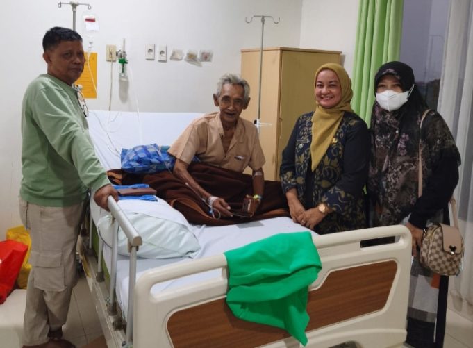 Lurah Karawang Wetan Jenguk Ketua RT yang Dirawat, Wujud Nyata Kepedulian kepada Aparatur Lingkungan Hj. Nenti Kurniawati Beri Dukungan Moril kepada Ketua RT yang Tengah Jalani Perawatan. (AlexaPodcast.ID)
