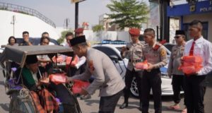 Jumat Berkah Polres Karawang, Saat Kepedulian Menyapa dari Hati ke Hati AKBP Fiki N. Ardiansyah Pimpin Jumat Berkah. (AlexaPodcast.ID)
