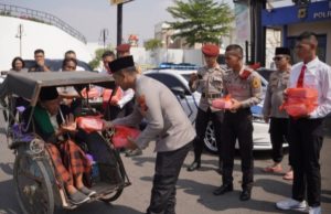 Jumat Berkah Polres Karawang, Saat Kepedulian Menyapa dari Hati ke Hati AKBP Fiki N. Ardiansyah Pimpin Jumat Berkah. (AlexaPodcast.ID)