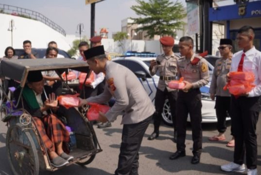 Jumat Berkah Polres Karawang, Saat Kepedulian Menyapa dari Hati ke Hati AKBP Fiki N. Ardiansyah Pimpin Jumat Berkah. (AlexaPodcast.ID)
