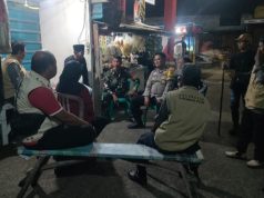 Jaga Kampung Tetap Aman, TNI-Polri Gelar Patroli Dialogis di Poskamling Ampera Karawang Kulon Aiptu Ali Mardi dan Babinsa Turun Langsung ke Pos Ronda. (AlexaPodcast.ID)