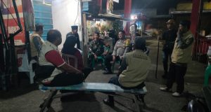 Jaga Kampung Tetap Aman, TNI-Polri Gelar Patroli Dialogis di Poskamling Ampera Karawang Kulon Aiptu Ali Mardi dan Babinsa Turun Langsung ke Pos Ronda. (AlexaPodcast.ID)