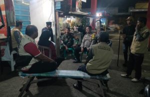 Jaga Kampung Tetap Aman, TNI-Polri Gelar Patroli Dialogis di Poskamling Ampera Karawang Kulon Aiptu Ali Mardi dan Babinsa Turun Langsung ke Pos Ronda. (AlexaPodcast.ID)