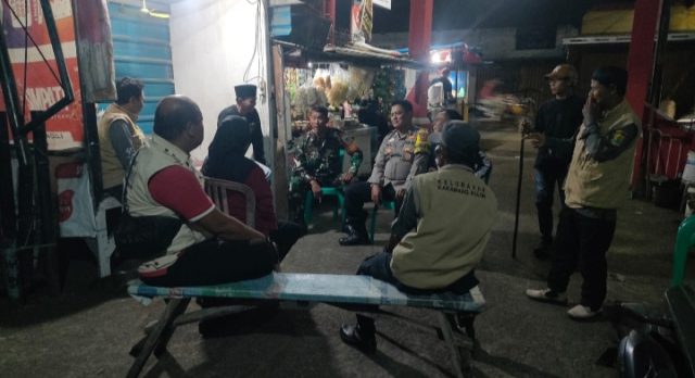 Aiptu Ali Mardi dan Babinsa Turun Langsung ke Pos Ronda. (AlexaPodcast.ID)