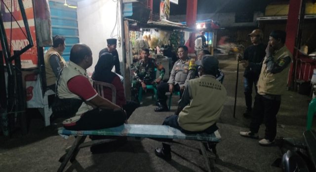 Jaga Kampung Tetap Aman, TNI-Polri Gelar Patroli Dialogis di Poskamling Ampera Karawang Kulon Aiptu Ali Mardi dan Babinsa Turun Langsung ke Pos Ronda. (AlexaPodcast.ID)