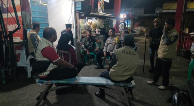 Jaga Kampung Tetap Aman, TNI-Polri Gelar Patroli Dialogis di Poskamling Ampera Karawang Kulon Aiptu Ali Mardi dan Babinsa Turun Langsung ke Pos Ronda. (AlexaPodcast.ID)