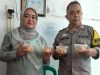 Peduli Gizi Warga, Lurah Adiarsa Barat dan Bhabinkamtibmas Rutin Salurkan 800 Butir Telur Tiap Bulan