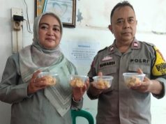 Peduli Gizi Warga, Lurah Adiarsa Barat dan Bhabinkamtibmas Rutin Salurkan 800 Butir Telur Tiap Bulan
