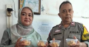 Peduli Gizi Warga, Lurah Adiarsa Barat dan Bhabinkamtibmas Rutin Salurkan 800 Butir Telur Tiap Bulan