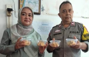 Peduli Gizi Warga, Lurah Adiarsa Barat dan Bhabinkamtibmas Rutin Salurkan 800 Butir Telur Tiap Bulan