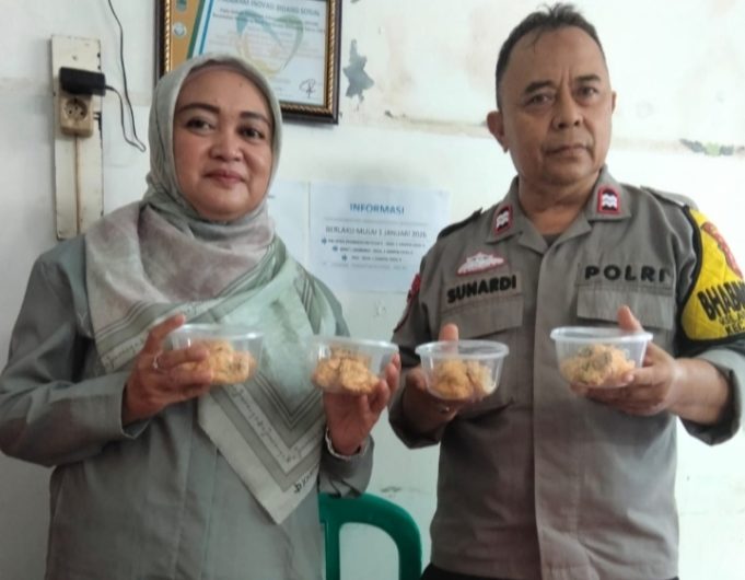 Peduli Gizi Warga, Lurah Adiarsa Barat dan Bhabinkamtibmas Rutin Salurkan 800 Butir Telur Tiap Bulan