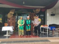 300 Jemaat Ikuti Kebaktian di Gereja Immanuel, Bhabinkamtibmas Polsek Karawang Pastikan Ibadah Aman