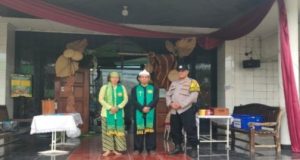 300 Jemaat Ikuti Kebaktian di Gereja Immanuel, Bhabinkamtibmas Polsek Karawang Pastikan Ibadah Aman