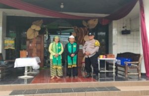 300 Jemaat Ikuti Kebaktian di Gereja Immanuel, Bhabinkamtibmas Polsek Karawang Pastikan Ibadah Aman