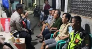 Tengah Malam Keliling Kampung, Bhabinkamtibmas Karawang Kulon Ngawangkong Bareng Warga Ronda Anjun Kaler