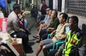 Tengah Malam Keliling Kampung, Bhabinkamtibmas Karawang Kulon Ngawangkong Bareng Warga Ronda Anjun Kaler