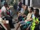 Tengah Malam Keliling Kampung, Bhabinkamtibmas Karawang Kulon Ngawangkong Bareng Warga Ronda Anjun Kaler