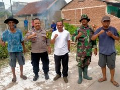 TNI-Polri dan Warga Adiarsa Barat Kompak Korve Aula Kelurahan, Lingkungan Bersih Kamtibmas Terjaga