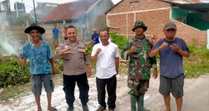 TNI-Polri dan Warga Adiarsa Barat Kompak Korve Aula Kelurahan, Lingkungan Bersih Kamtibmas Terjaga