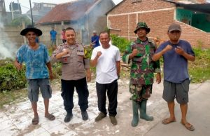 TNI-Polri dan Warga Adiarsa Barat Kompak Korve Aula Kelurahan, Lingkungan Bersih Kamtibmas Terjaga