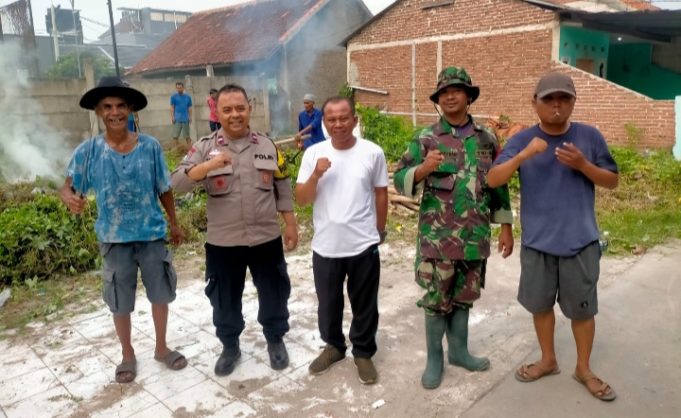 TNI-Polri dan Warga Adiarsa Barat Kompak Korve Aula Kelurahan, Lingkungan Bersih Kamtibmas Terjaga
