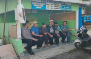 Aiptu Ali Mardi Sambangi Warga Kaum Karawang Kulon, Ajak Aktifkan Ronda Malam dan Jaga Kamtibmas