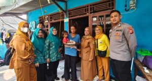 Cegah Stunting, Bhabinkamtibmas Karawang Wetan Dampingi Penyaluran Telur bagi Balita