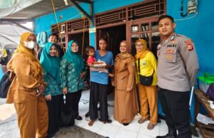 Cegah Stunting, Bhabinkamtibmas Karawang Wetan Dampingi Penyaluran Telur bagi Balita