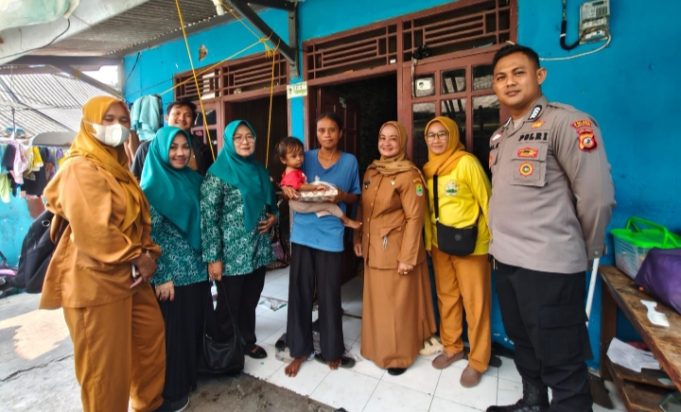 Cegah Stunting, Bhabinkamtibmas Karawang Wetan Dampingi Penyaluran Telur bagi Balita