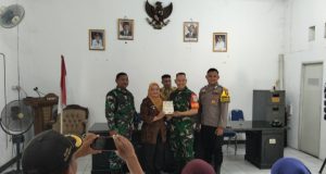 Serma Heri Pamit, Serka Hudi Datang: Warga Karawang Wetan Tunjukkan Kekompakan dalam Pisah Sambut Babinsa
