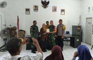Serma Heri Pamit, Serka Hudi Datang: Warga Karawang Wetan Tunjukkan Kekompakan dalam Pisah Sambut Babinsa