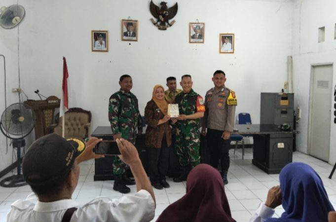 Serma Heri Pamit, Serka Hudi Datang: Warga Karawang Wetan Tunjukkan Kekompakan dalam Pisah Sambut Babinsa
