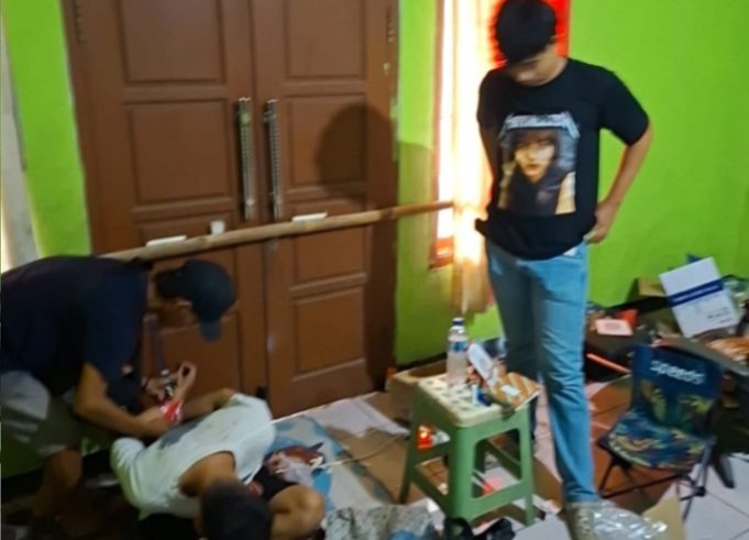 Polres Karawang Grebek Kontrakan Pengedar Obat Keras di Lemahabang, 2.200 Butir Tramadol dan Hexymer Disita