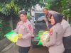 Kapolsek Cikarang Barat Turun Langsung Berikan Bantuan Beras kepada Komunitas Ojol