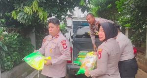Kapolsek Cikarang Barat Turun Langsung Berikan Bantuan Beras kepada Komunitas Ojol