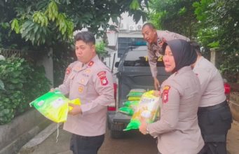 Kapolsek Cikarang Barat Turun Langsung Berikan Bantuan Beras kepada Komunitas Ojol