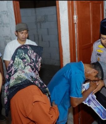 HUT Bhayangkara ke-80, Kapolres Karawang Resmikan Rumah Layak Huni untuk Warga Kurang Mampu
