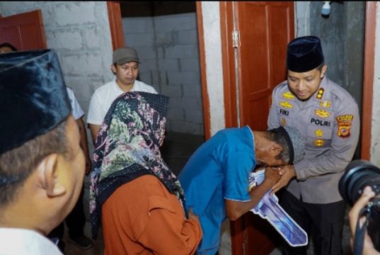 HUT Bhayangkara ke-80, Kapolres Karawang Resmikan Rumah Layak Huni untuk Warga Kurang Mampu