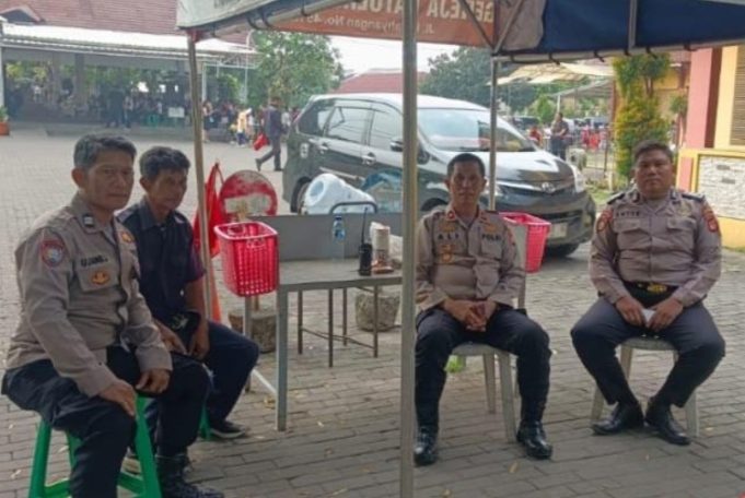 Kapolsek Karawang Kota Pimpin Pengamanan Misa Minggu, 750 Jemaat Gereja Kristus Raja Beribadah Aman
